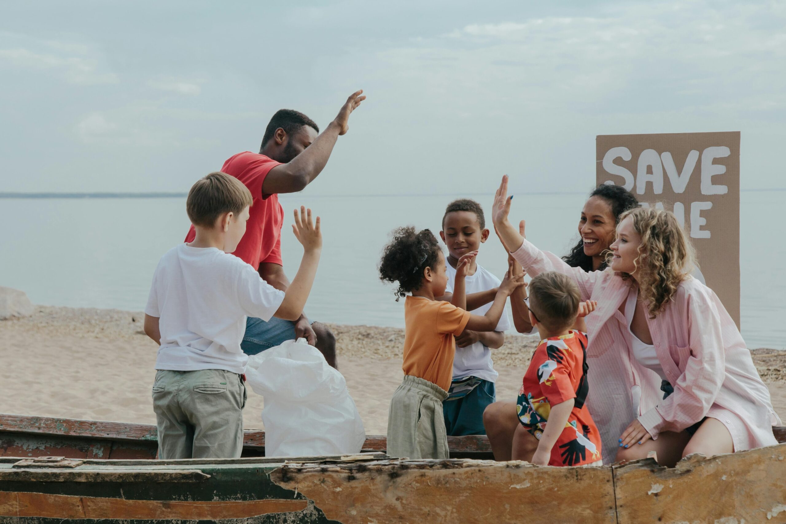 Familie engagiert sich gemeinsam für Umweltschutz und Zero Waste Lebensstil am Strand