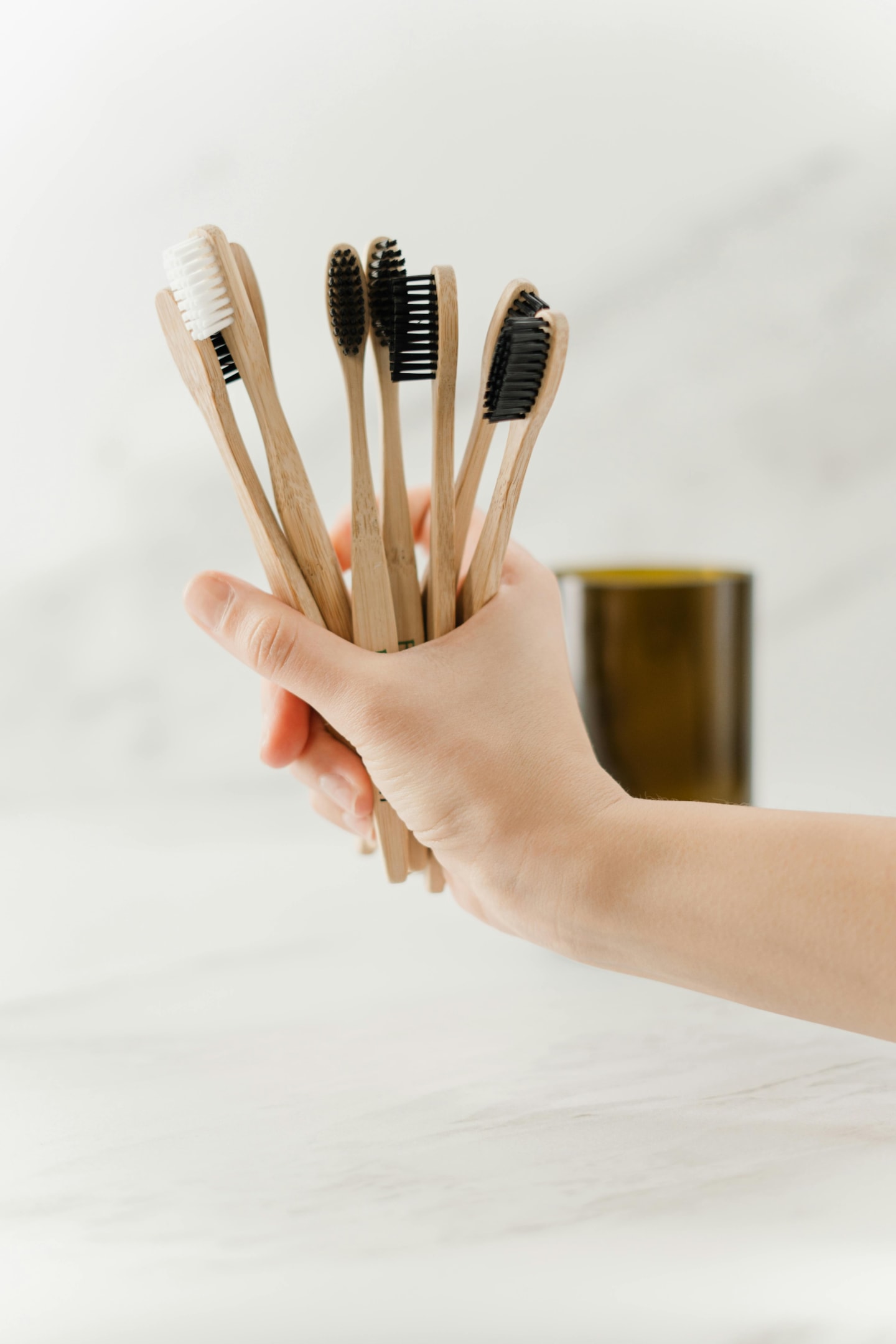 Nachhaltige Bambuszahnbürsten als umweltfreundliche Alternative zu Plastikzahnbürsten für Zero Waste im Badezimmer
