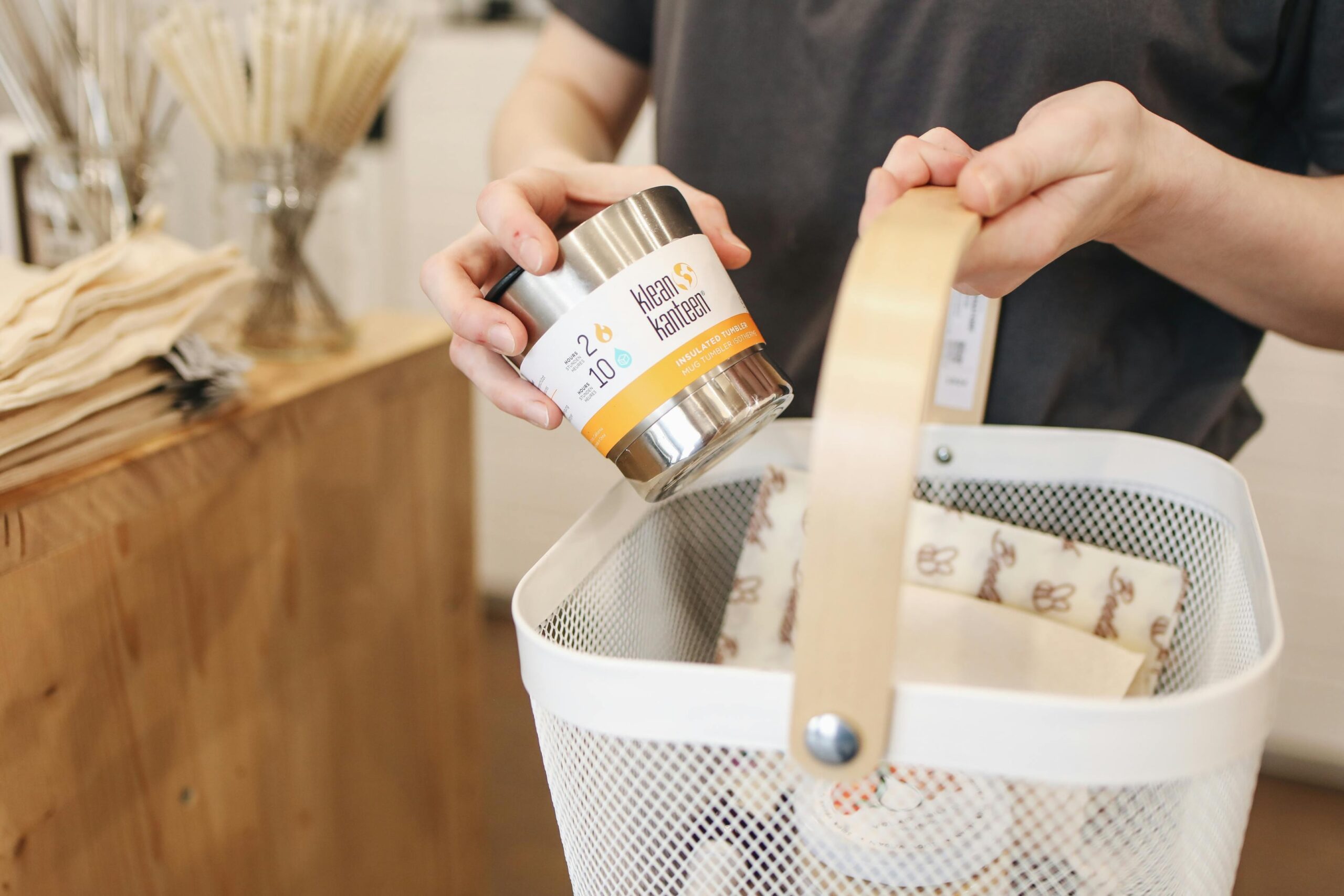 Unverpackt-Laden Einkauf mit Glasgefäßen und Stoffbeuteln zum Vermeiden von Verpackungsmüll