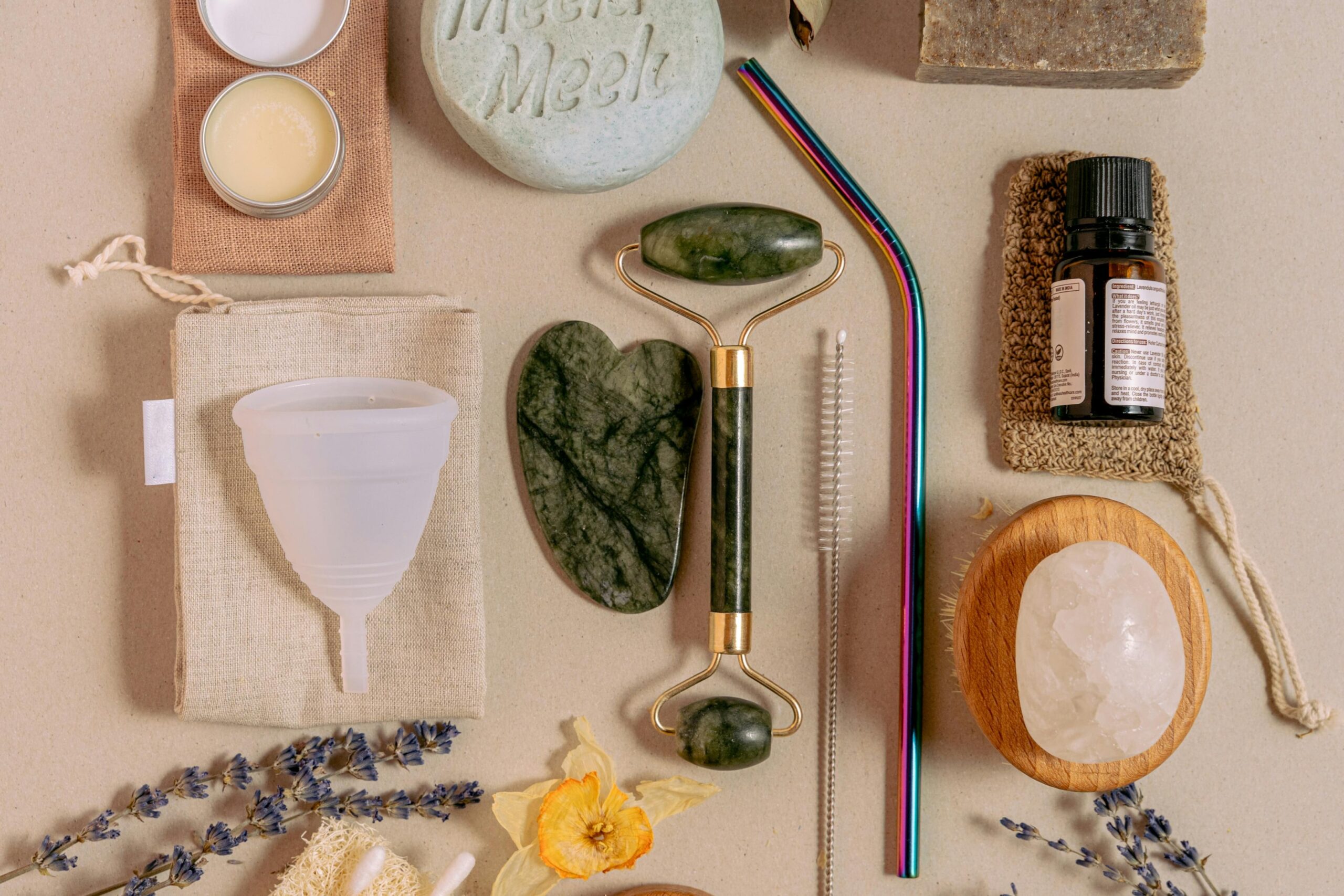 Nachhaltige Geschenke Kollektion mit umweltfreundlichen Materialien aus Holz, Glas und natürlichen Stoffen für bewusstes Schenken