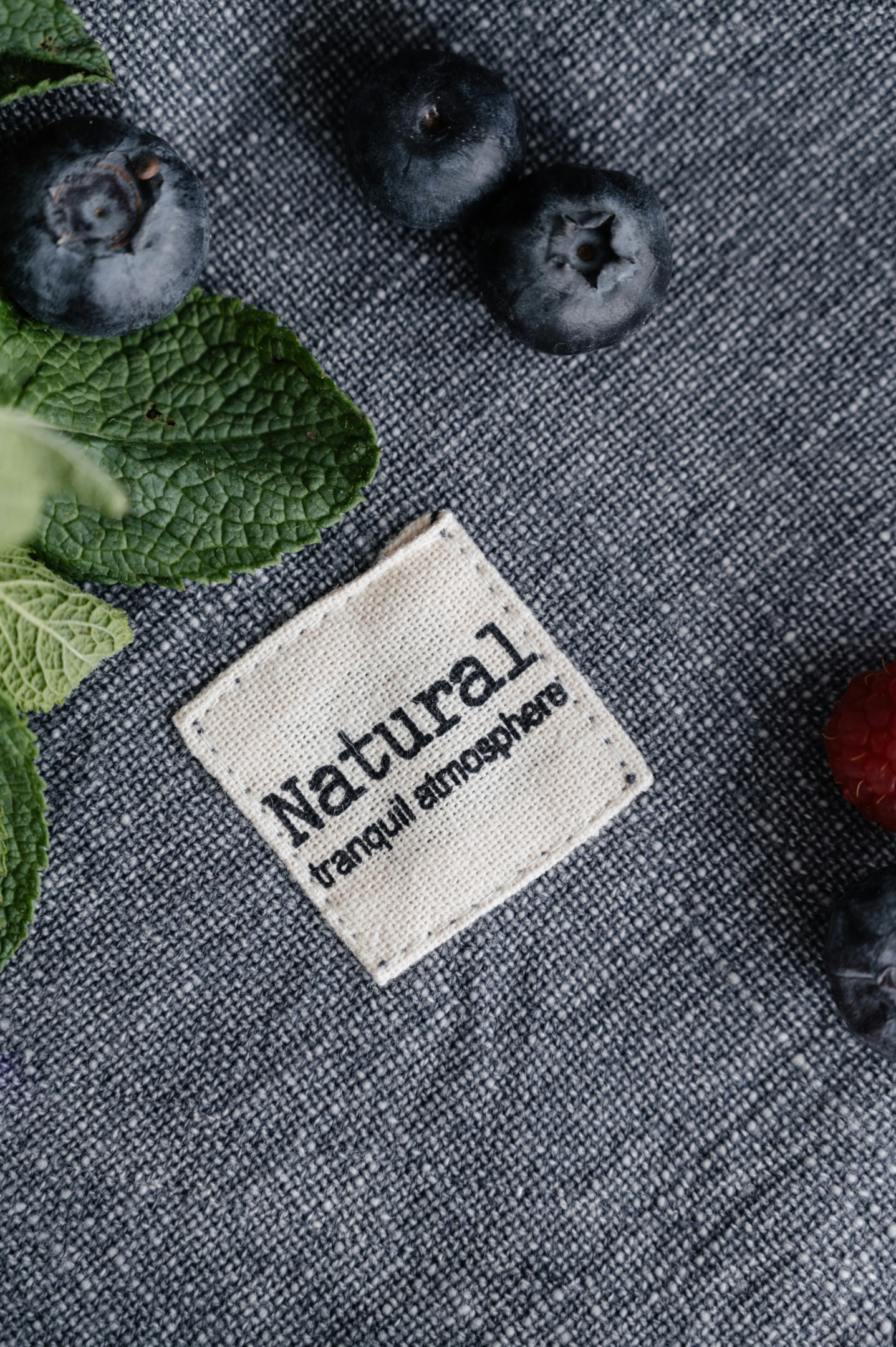 Nachhaltigkeits-Etikett an fair trade Kleidung aus Bio-Baumwolle - transparente Produktion nachhaltiger Mode
