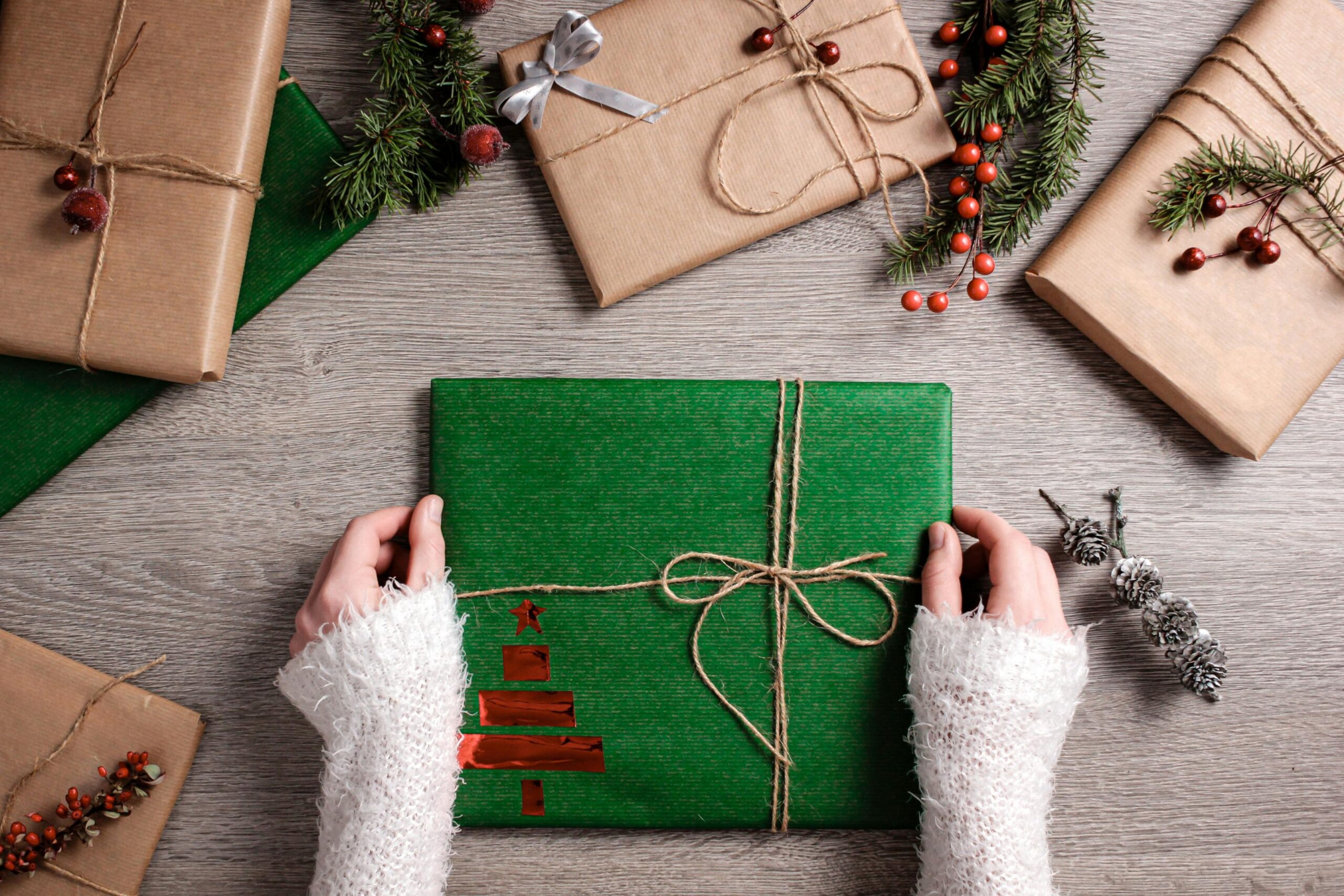 Umweltfreundlich verpacktes Geschenk mit recyceltem Papier und natürlichen Materialien für Erlebnishungrige
