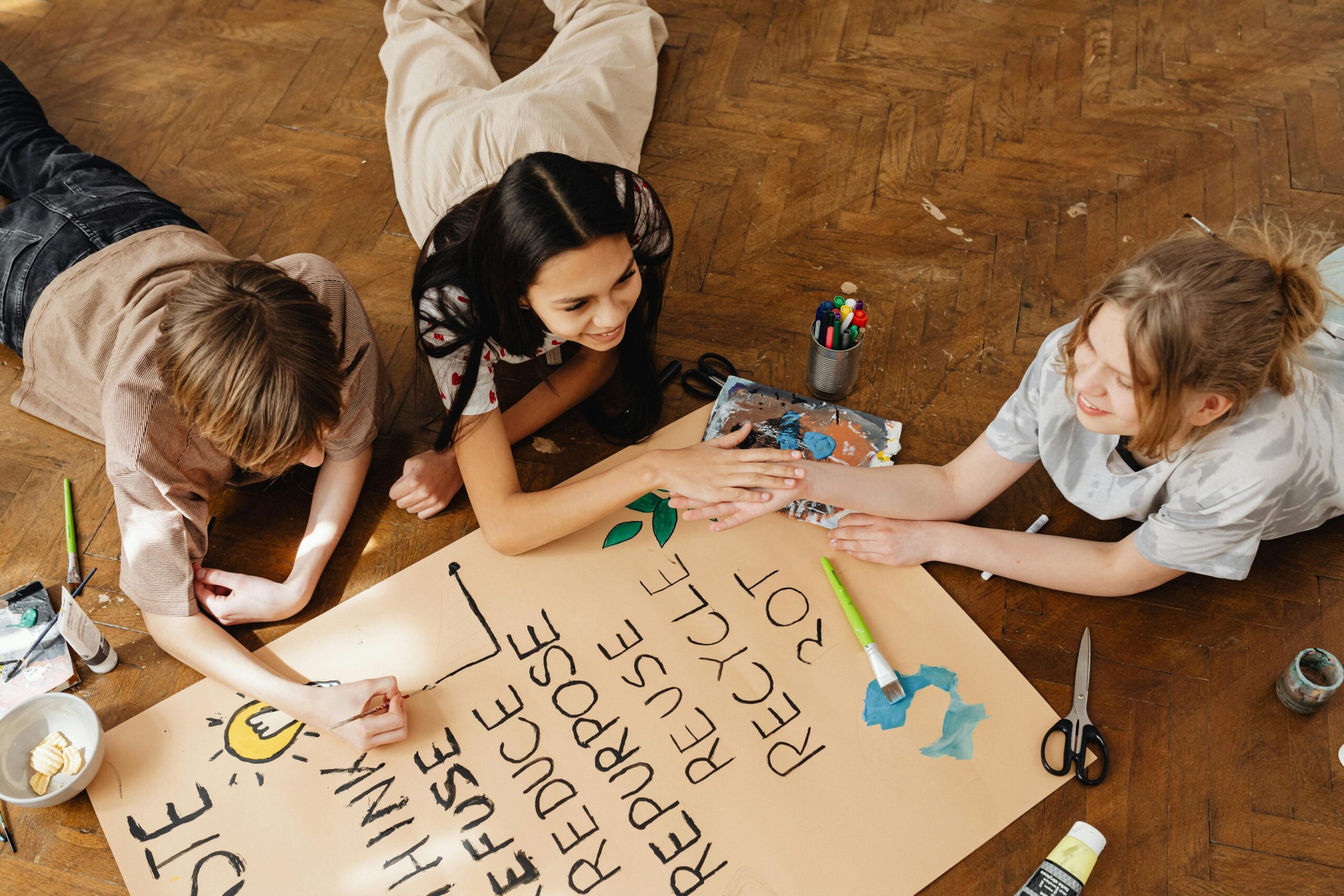 Kinder gestalten gemeinsam ein Plakat zum Thema Nachhaltigkeit - Bildung für nachhaltige Entwicklung in der nächsten Generation