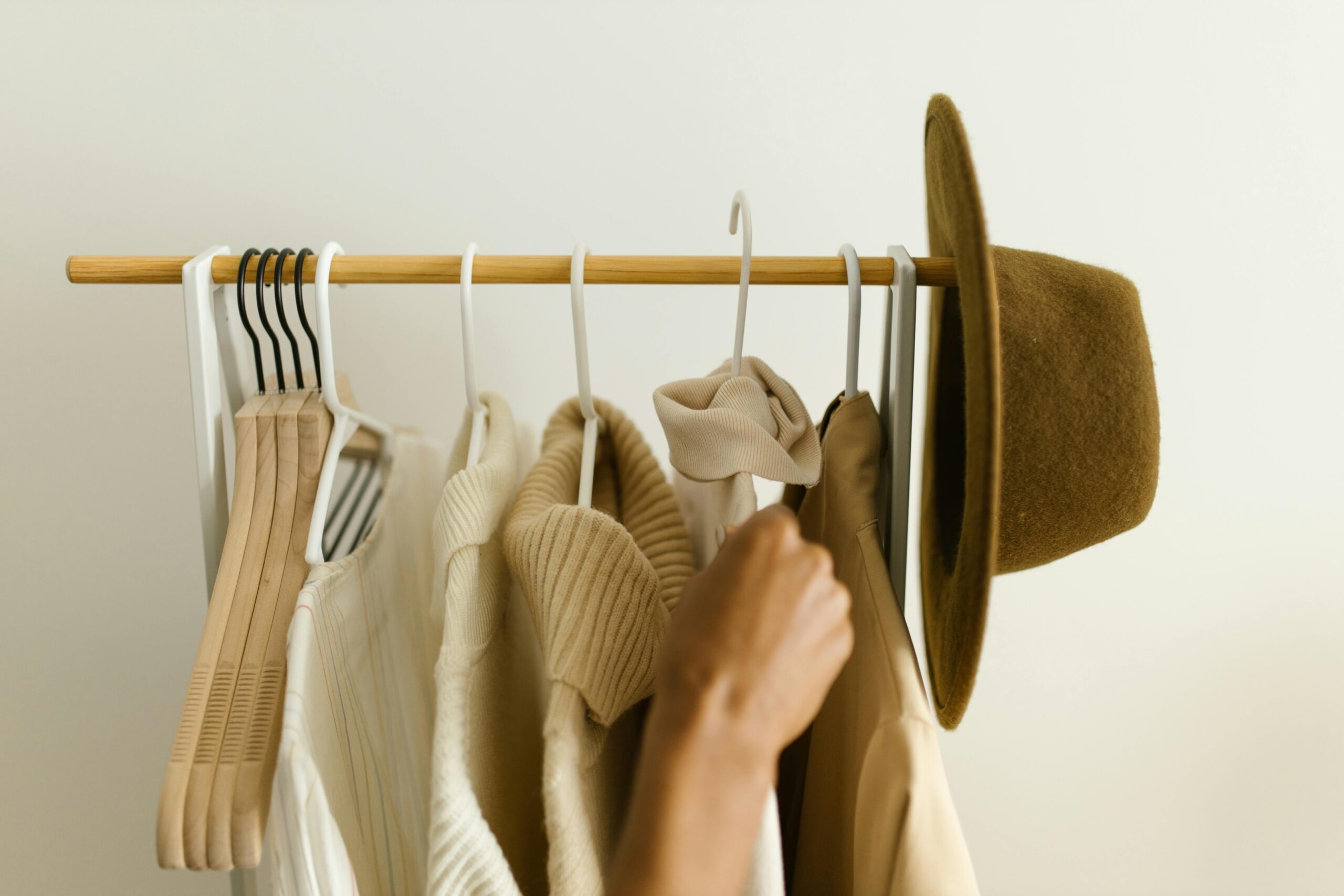 Capsule Wardrobe mit zeitlosen Styles - nachhaltige Kleidung in neutralen Farben für minimalistischen Kleiderschrank