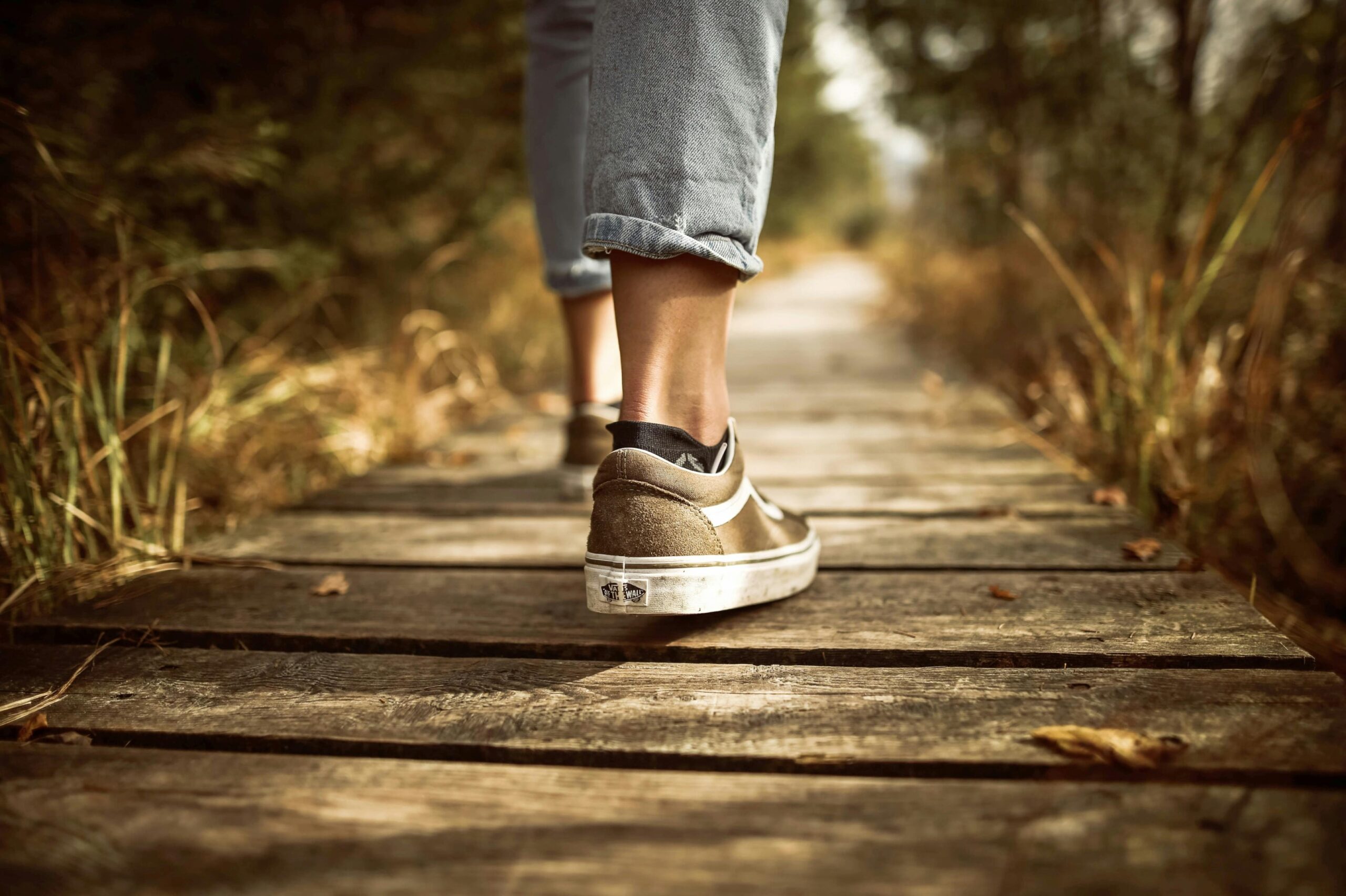 Nachhaltiger Sneaker aus umweltfreundlichen Materialien auf einem Naturholzweg, perfekte Verbindung von Stil und Umweltbewusstsein für den alltäglichen Gebrauch