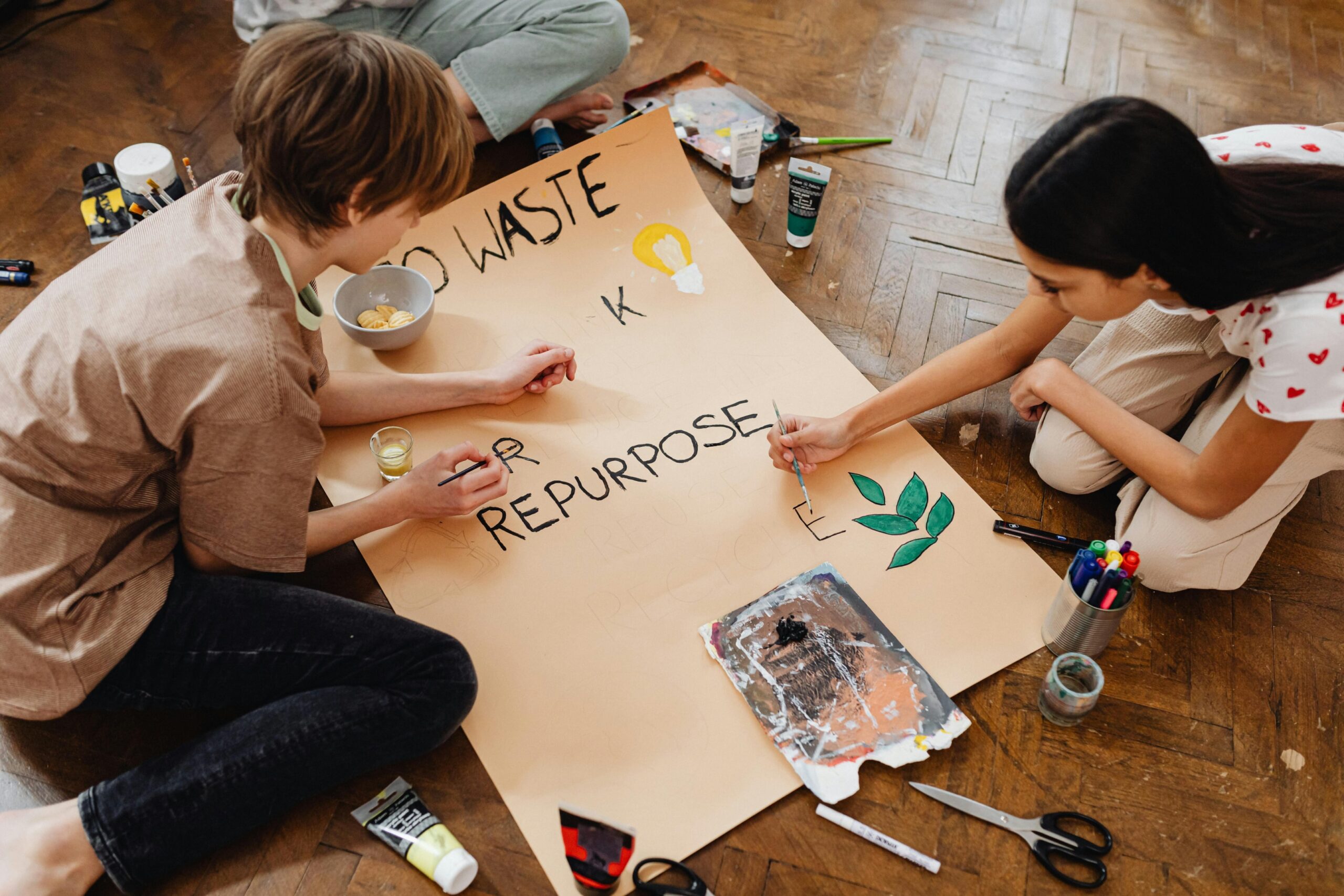 Kinder beim Upcycling-Workshop - kreative und nachhaltige Geschenkidee für mehr Umweltbewusstsein