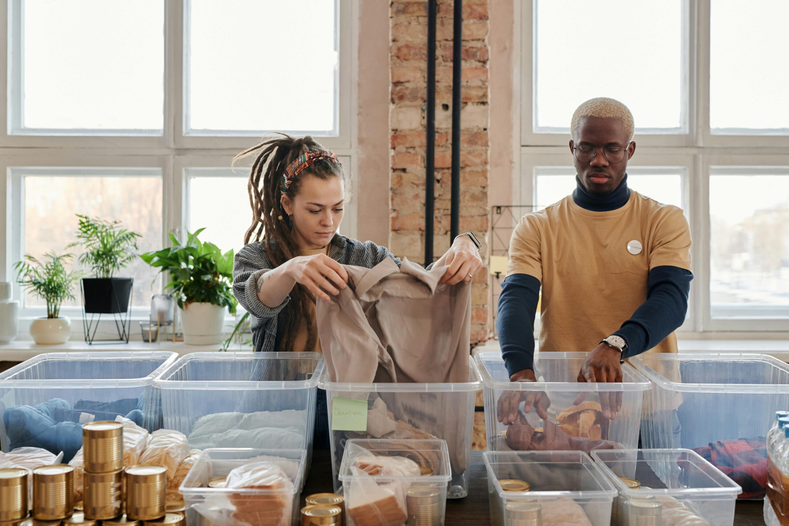 Faire Arbeitsbedingungen in der nachhaltigen Modeproduktion - Handwerker arbeiten an ethischer Kleidung in europäischer Manufaktur