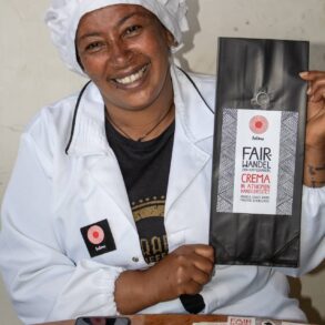 Solino Coffee Mitarbeiterin in Äthiopien präsentiert die Fair Wandel Crema Verpackung - Beispiel für qualifizierte Arbeitsplätze durch lokale Wertschöpfung