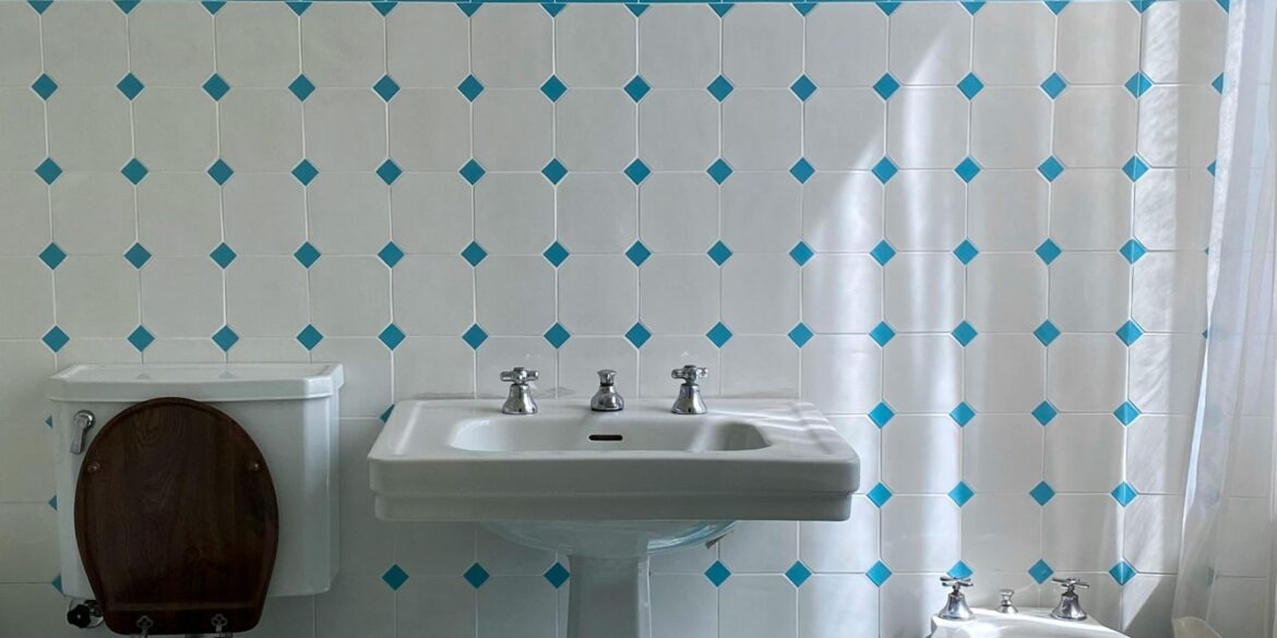 Klassisches Badezimmer mit separatem Bidet neben der Toilette - Alternative zur modernen Po-Dusche