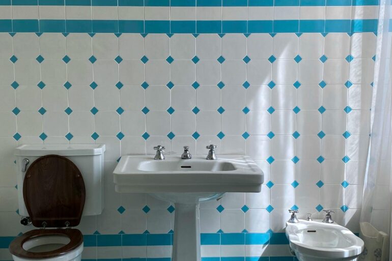 Klassisches Badezimmer mit separatem Bidet neben der Toilette - Alternative zur modernen Po-Dusche