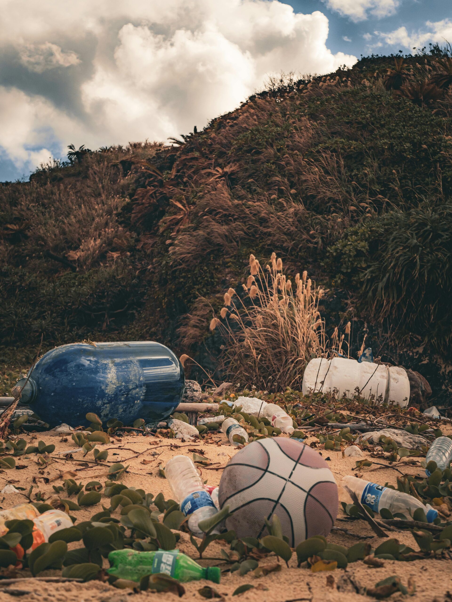 Plastikflaschen und Müll am Strand - Ausgangsmaterial für Zouri nachhaltige Schuhe aus recyceltem Ozeanplastik